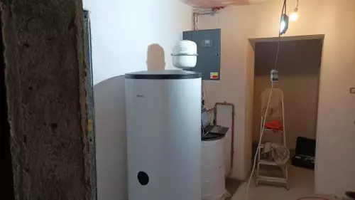 Instalace tepelného čerpadla HOTJET a akumulační nádrže