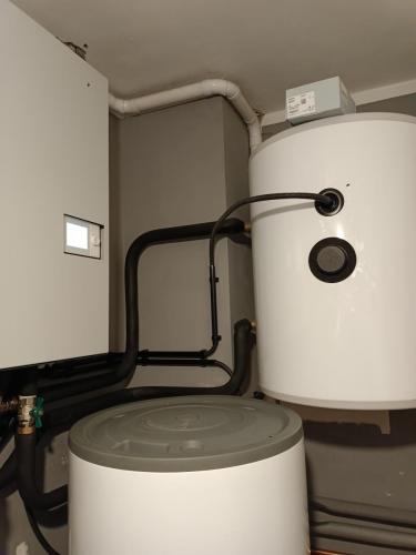 Instalace tepelného čerpadla HOTJET s akumulační nádrží firmou Elcool