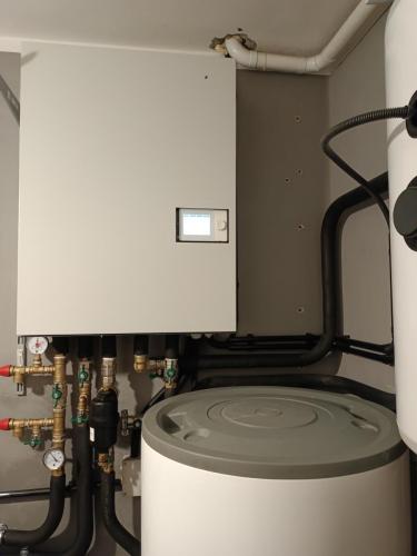 Instalace tepelného čerpadla HOTJET s akumulační nádrží firmou Elcool