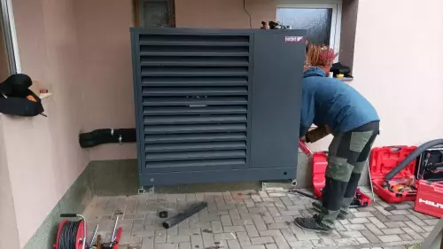Instalace tepelného čerpadla HOTJET na zeď a akumulační nádrže