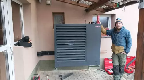 Instalace tepelného čerpadla HOTJET na zeď a akumulační nádrže