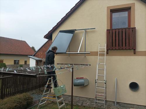 Montáž termických solárních panelů ve Zvánovicích firmou Elcool